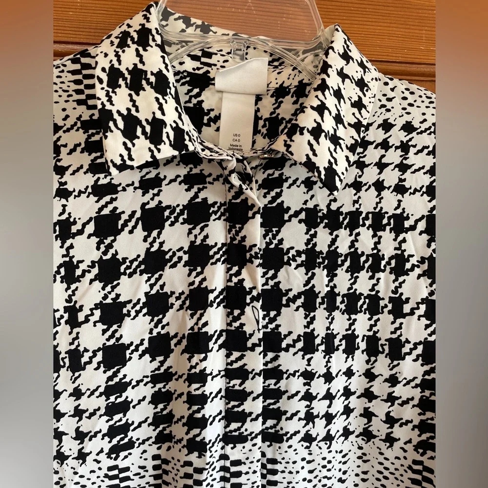 NWT H&M Women’s Black and White long sleeve button down blouse. Size 0 - Picture 2 of 11